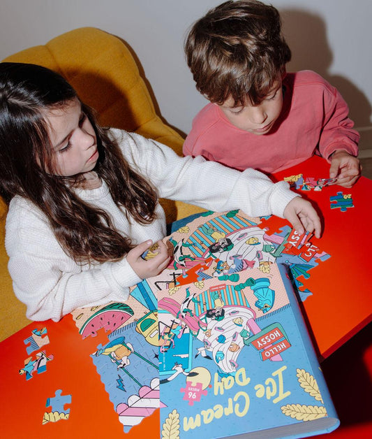 Enfants jouant avec le puzzle 96 pièces "Ice Cream Day" – ambiance ludique – Hello Hossy