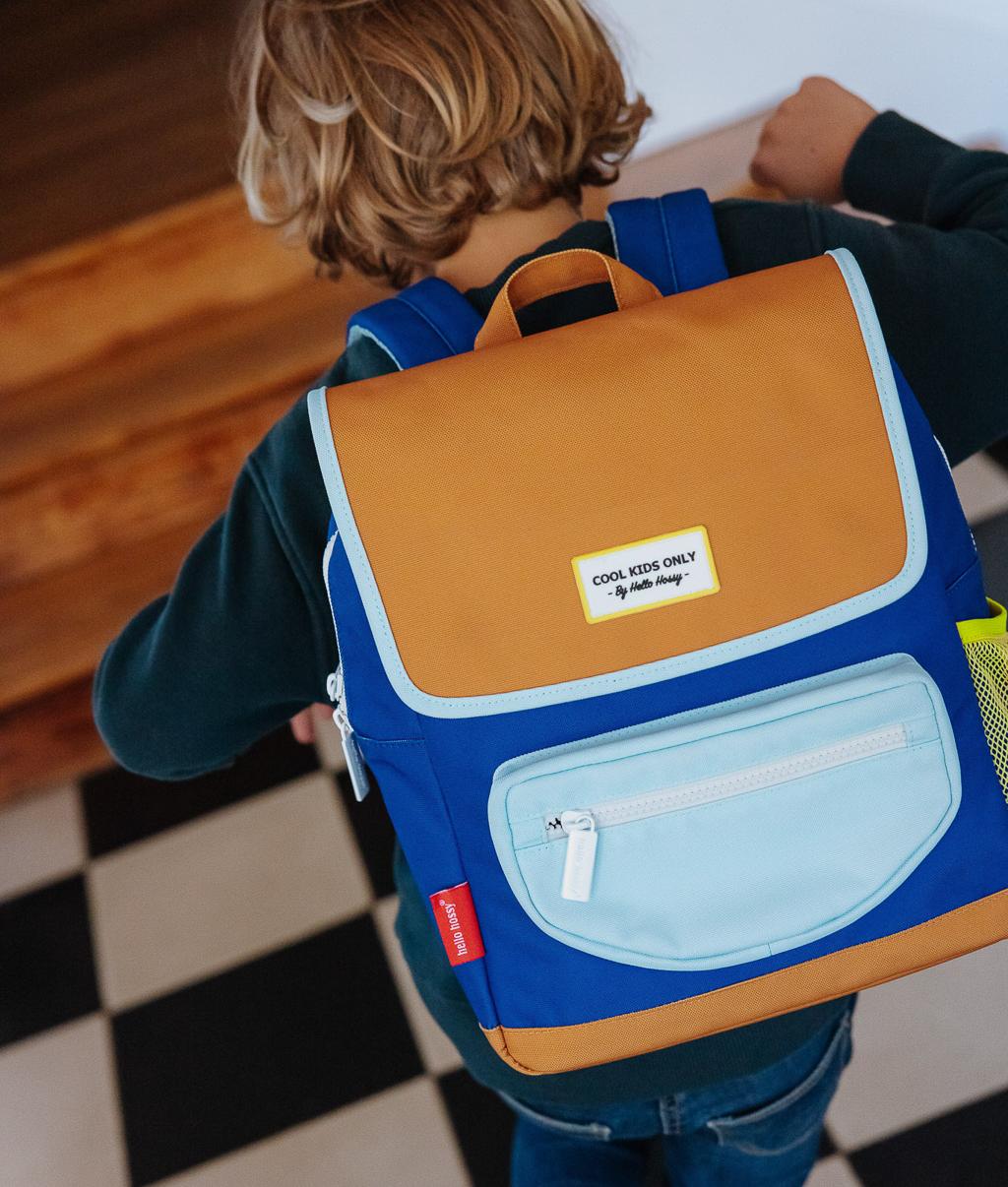 Sac à dos enfant bleu poche claire fermeture zip détail jaune Hello Hossy