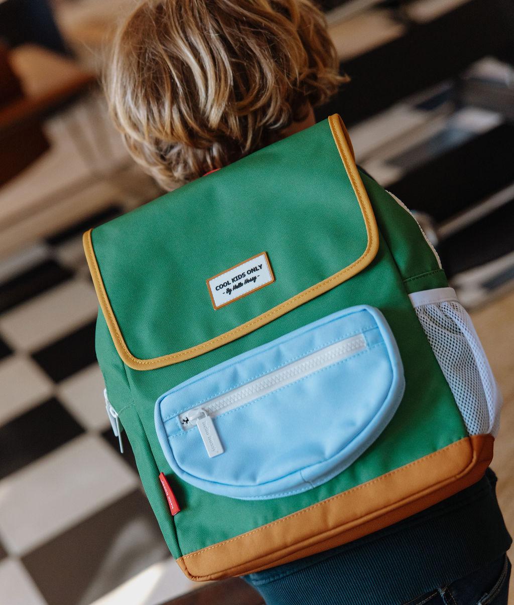 Sac à dos enfant vert poche bleue passepoil camel Hello Hossy
