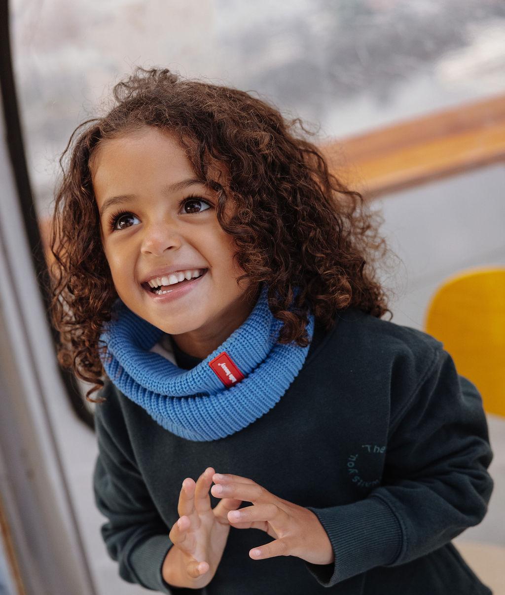 Snood enfant bleu maille côtelée étiquette rouge Hello Hossy