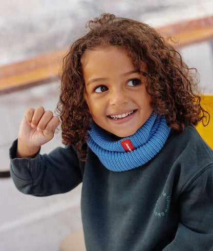 Enfant portant snood bleu coton maille fine détail rouge Hello Hossy