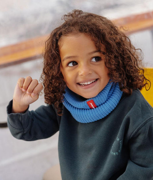 Enfant portant snood bleu coton maille fine détail rouge Hello Hossy