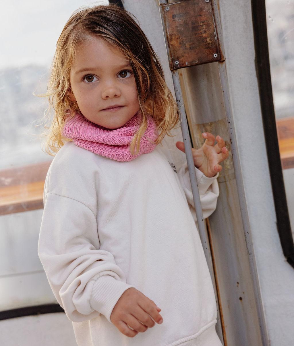 Enfant portant snood rose maille côtelée doublure polaire Hello Hossy