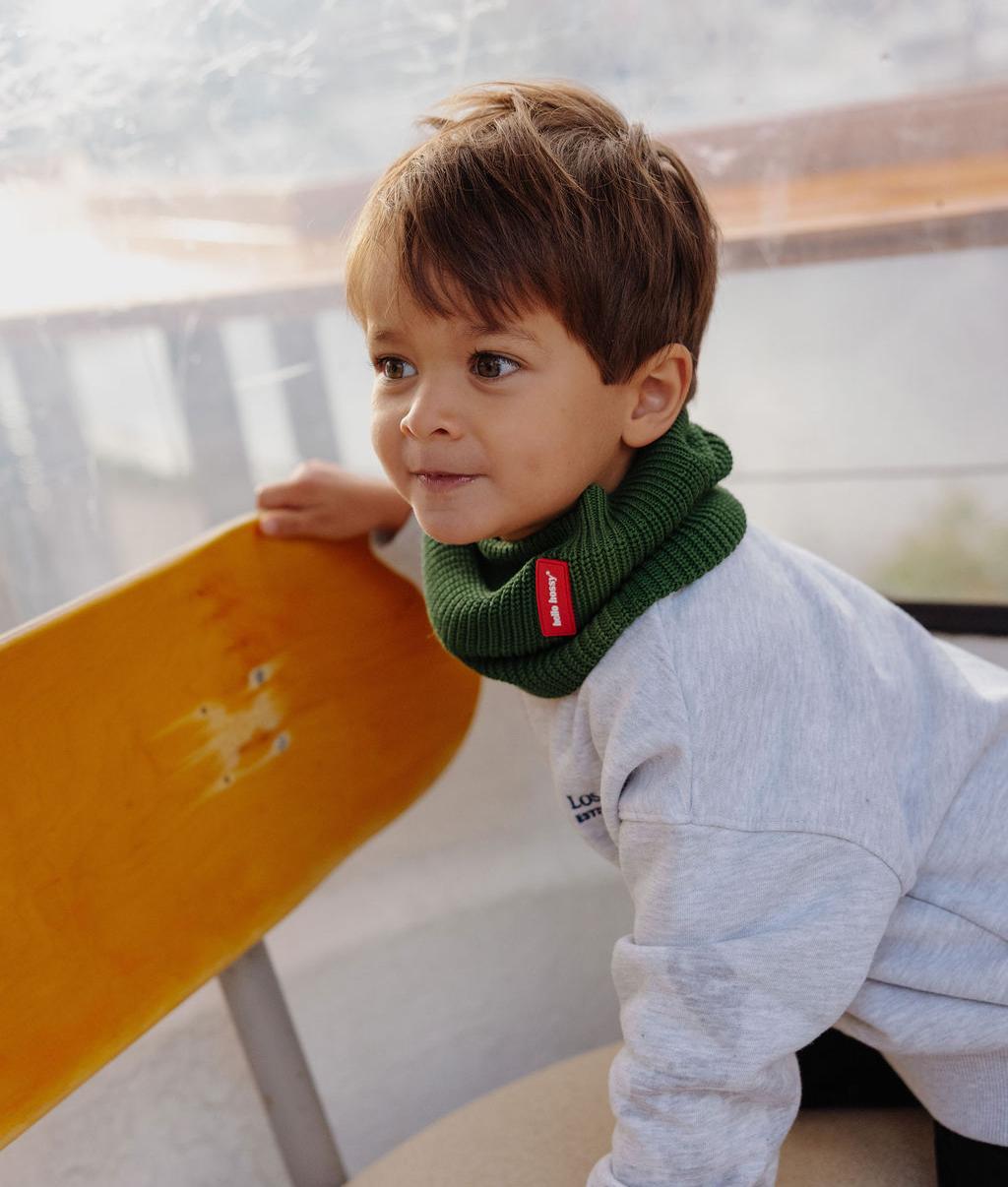 Enfant portant snood vert maille côtelée étiquette rouge Hello Hossy