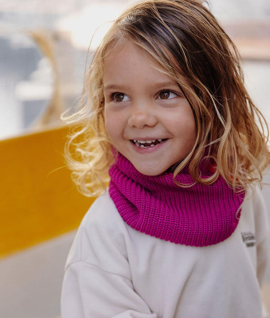 Enfant portant snood violet maille épaisse Hello Hossy