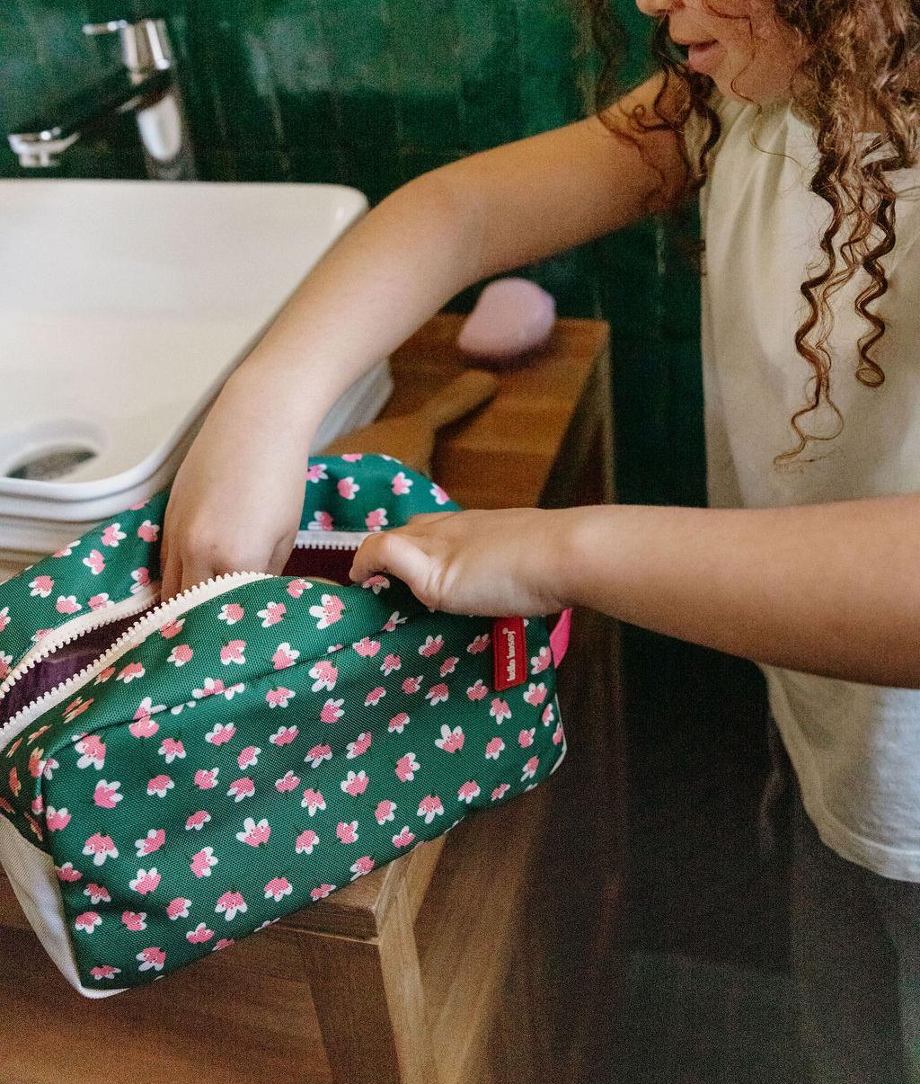 Trousse de toilette enfant vert motif fleurs fermeture zip Hello Hossy