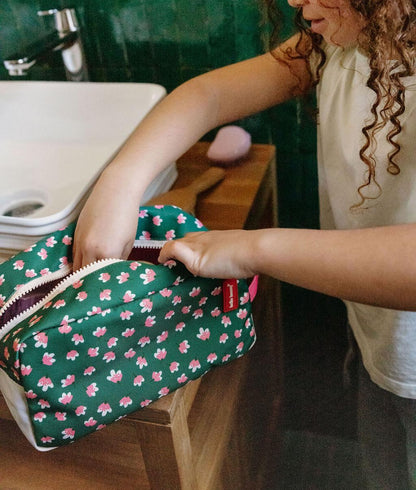 Trousse de toilette enfant vert motif fleurs fermeture zip Hello Hossy