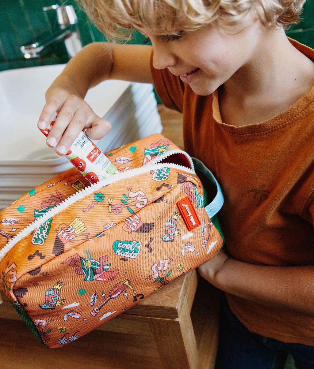 Trousse de toilette enfant camel imprimé musique détail poche Hello Hossy
