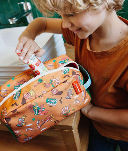 Trousse de toilette enfant camel imprimé musique détail poche Hello Hossy
