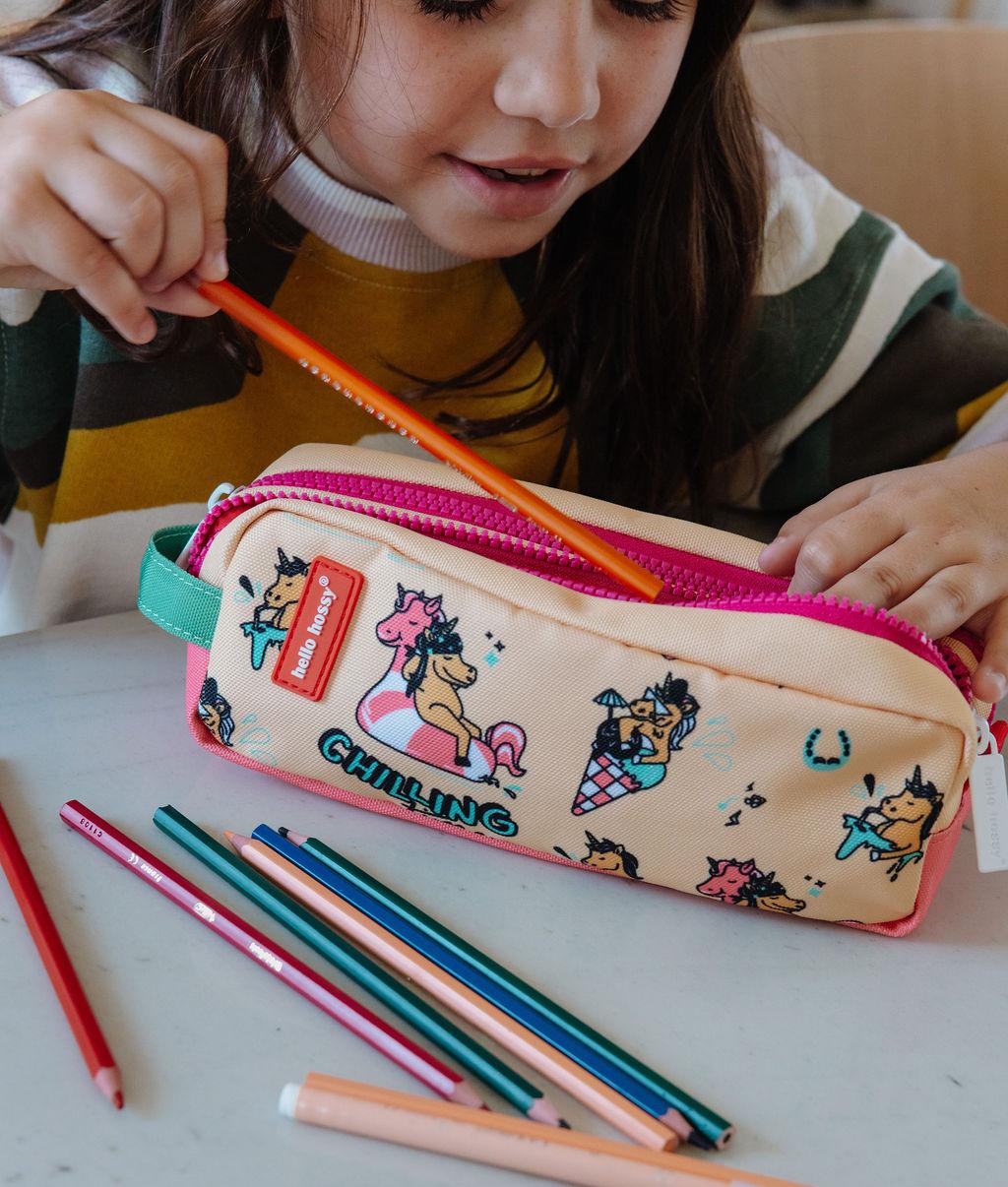 Trousse scolaire enfant rose jaune motifs licorne détails verts Hello Hossy