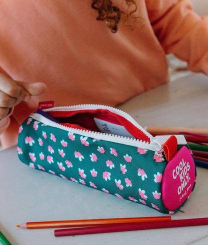 Trousse scolaire enfant verte imprimé fleurs rose ouverture zippée Hello Hossy