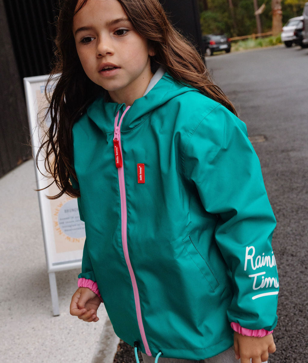 Fille portant la veste de pluie imperméable avec capuche Ali – vue de 3/4 – Hello Hossy