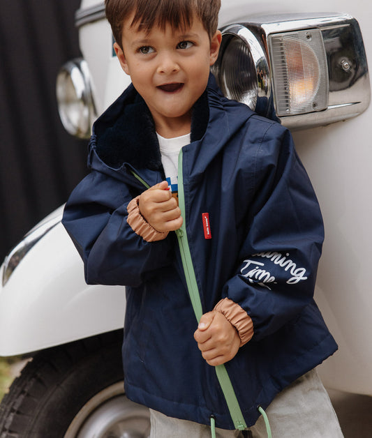 Veste hiver enfant bleu marine capuche manches élastiquées détails orange et vert Hello Hossy