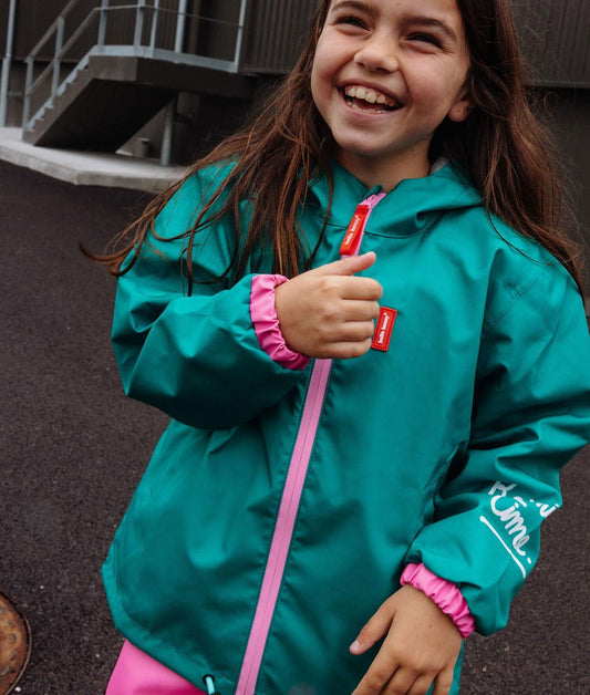 Veste de pluie imperméable Ali portée par une fille - vue de face - photo lifestyle – Hello Hossy