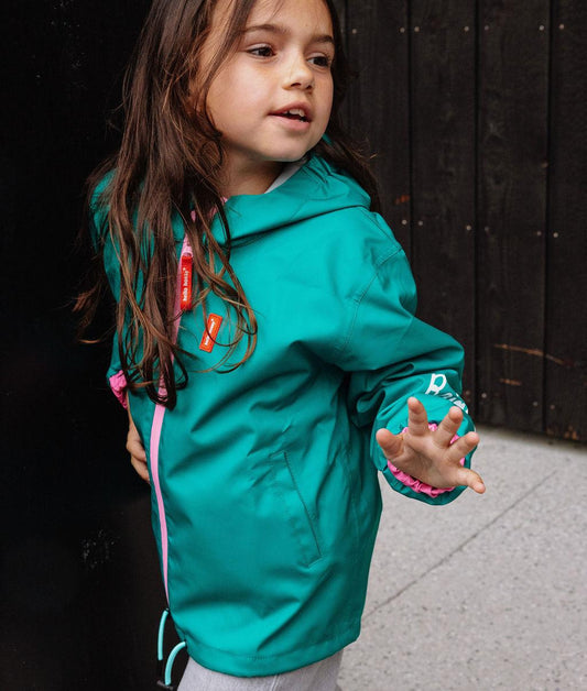 Veste de pluie imperméable Ali portée par un enfant - photo lifestyle - Hello Hossy