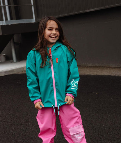 Fille avec la veste de pluie avec capuche Ali - vue de face - photo lifestyle - Hello Hossy