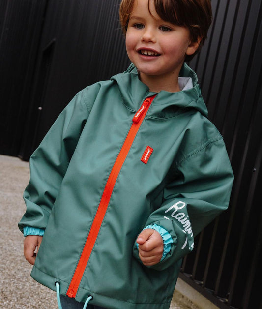 Garçon portant la veste de pluie imperméable avec capuche Captain – vue de 3/4 – Hello Hossy