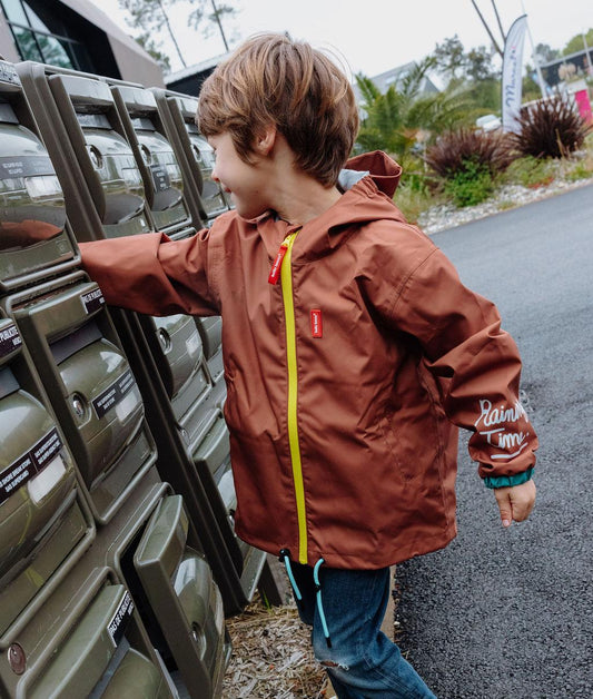 Veste de pluie imperméable avec capuche Peanut portée par un garçon - vue de 3/4 - photo lifestyle - Hello Hossy