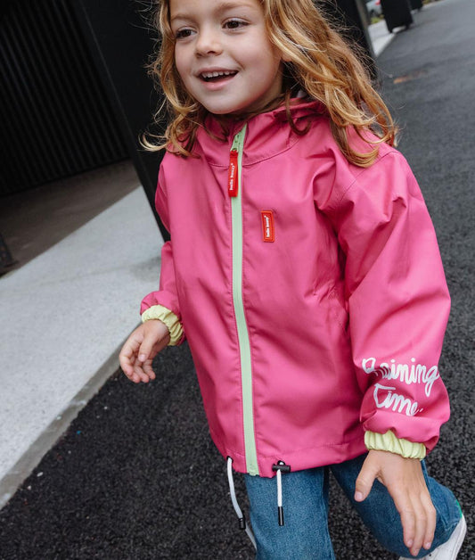 Fille portant la veste de pluie imperméable avec capuche Pitaya – vue de 3/4 – Hello Hossy
