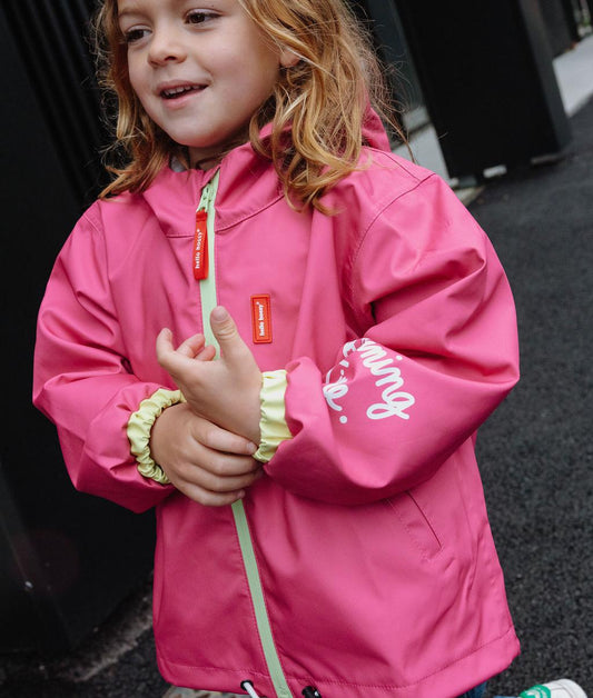 Veste de pluie imperméable avec capuche Pitaya portée par une fille - vue de 3/4 - photo lifestyle - Hello Hossy