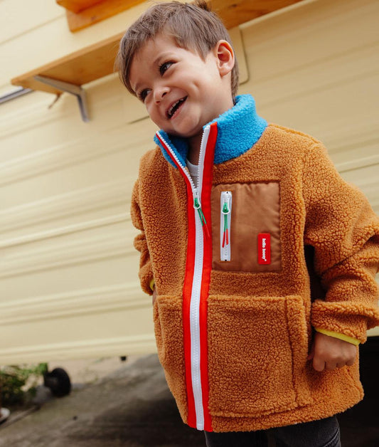 Veste polaire bicolore bleu et camel enfant portée Hello Hossy