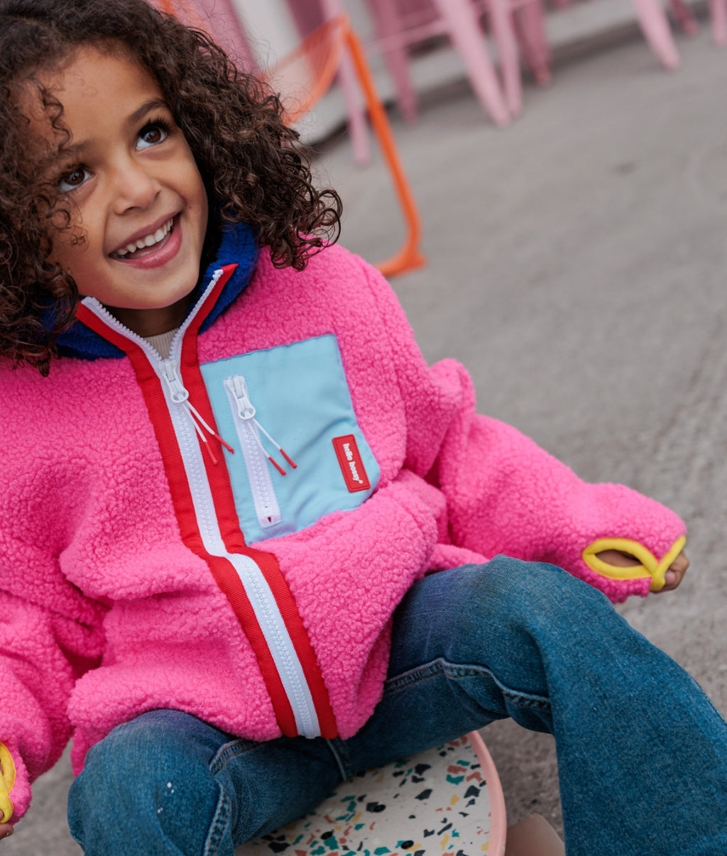 Veste polaire enfant fuchsia poche bleu zippée détail rouge Hello Hossy