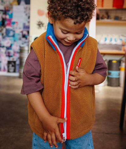 Veste polaire sans manches enfant camel bleu col montant zip rouge Hello Hossy