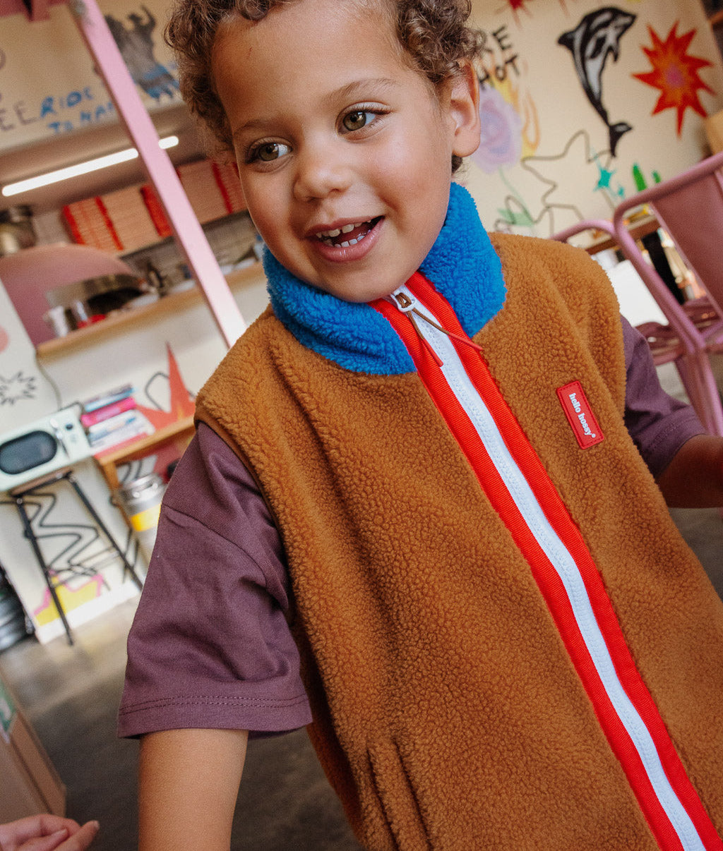 Veste polaire sans manches enfant camel bleu col montant zip rouge Hello Hossy