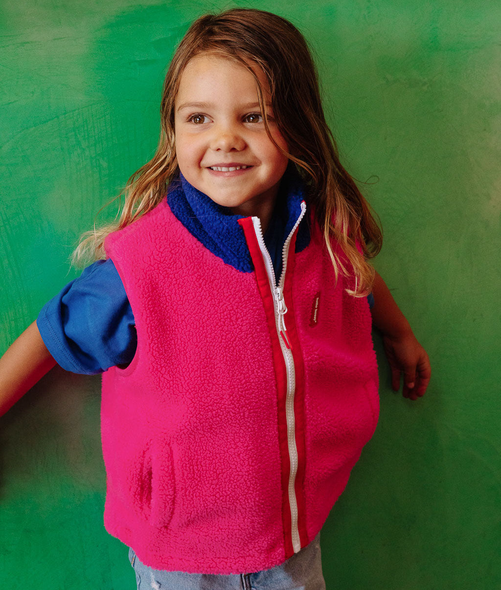 Veste polaire sans manches enfant fuchsia col bleu poches zippées Hello Hossy