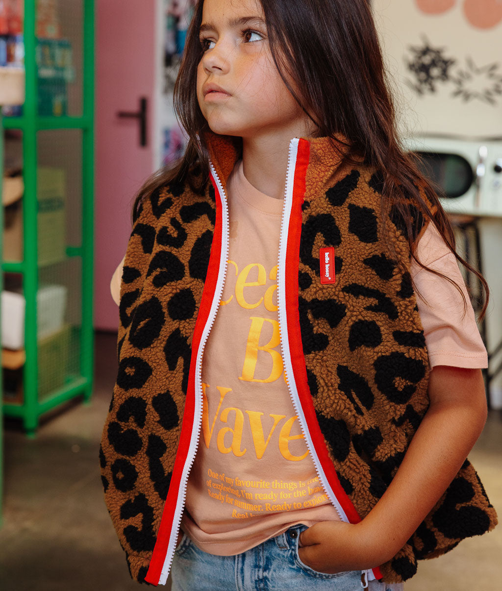 Veste polaire sans manches enfant marron motif léopard zip rouge Hello Hossy
