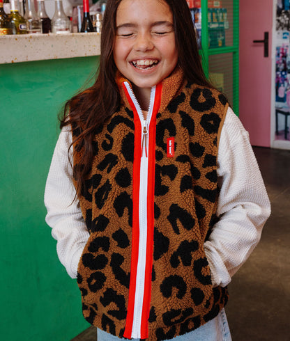 Veste polaire sans manches enfant marron motif léopard zip rouge Hello Hossy