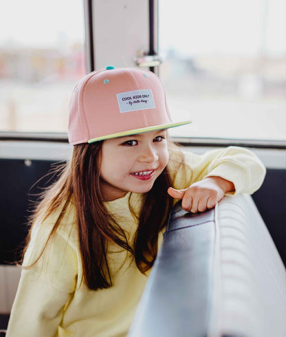 Casquette Enfants Mini Pink, visière plate, 100% coton biologique, certifiée Oeko-Tex, dès 9 mois, Cool Kids Only !
